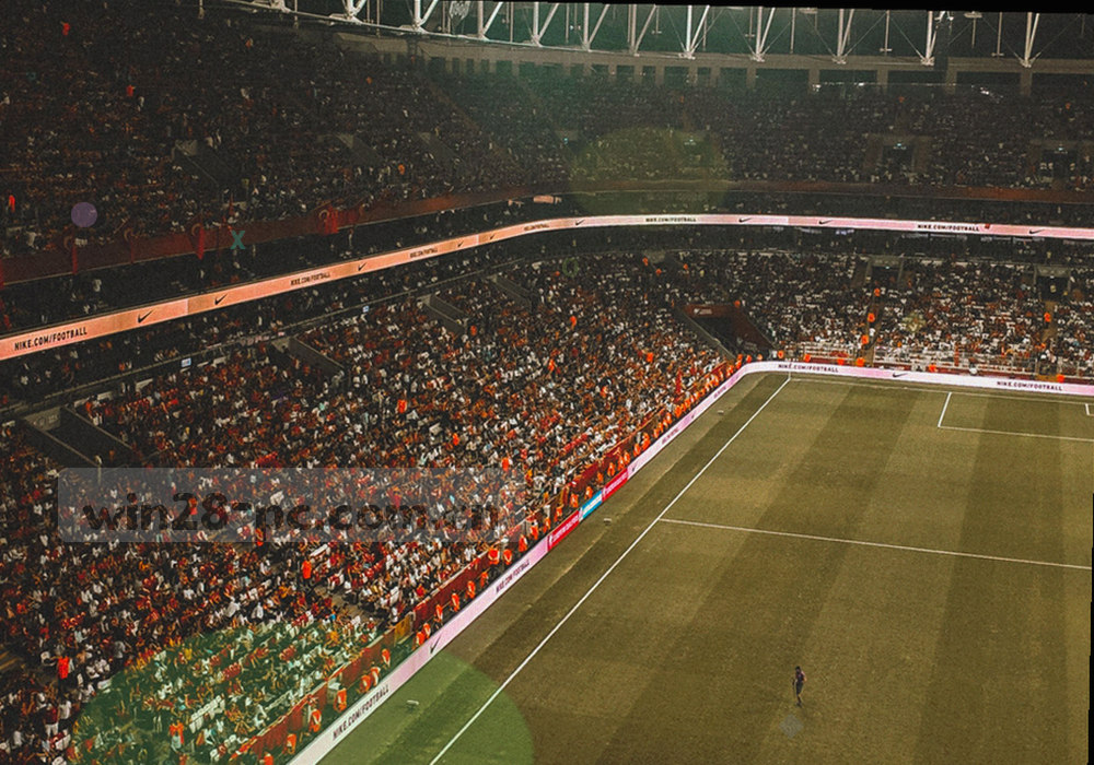 三组原料标签与电路板元件俯拍平铺，标签带等宽编号